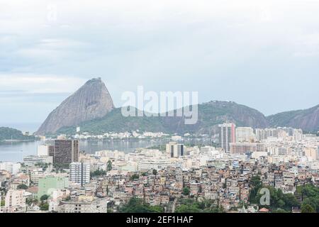 RIO DE JANEIRO, BRASILIEN - 3. JANUAR 2020: Blick auf 'Favela', Hochhäuser von Botafogo und Zuckerhut (Pão de Açúcar) im Hintergrund Stockfoto