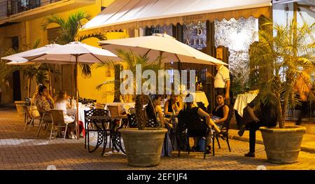 Havanna, Kuba - 25. Juli 2018: Touristen und Einheimische essen außerhalb eines Cafés in der Nacht in einem Innenhof in Havanna Kuba. Stockfoto