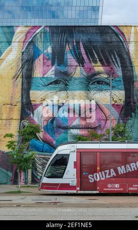 RIO DE JANEIRO, BRASILIEN - 3. JANUAR 2020: Teil des Olympischen Boulevards, in der Hafenzone von Rio de Janeiro mit einem Wandgemälde namens "Etnias" (Ethnie Stockfoto