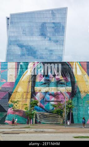 RIO DE JANEIRO, BRASILIEN - 3. JANUAR 2020: Teil des Wandbildes 'Etnias' (Ethnien), das Teil des Olympischen Boulevards mit modernem Gebäude ist Stockfoto