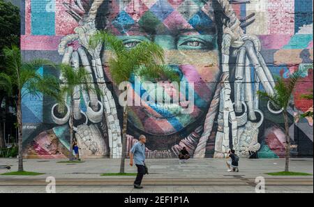RIO DE JANEIRO, BRASILIEN - 3. JANUAR 2020: Teil des Olympischen Boulevards, in der Hafenzone von Rio de Janeiro mit einem Wandgemälde namens "Etnias" (Ethnie Stockfoto