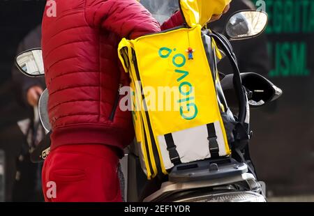 Bukarest, Rumänien - 05. Februar 2021: Ein Glovo-Kurier liefert Lebensmittel in Bukarest, Rumänien. Dieses Bild ist nur für redaktionelle Zwecke bestimmt. Stockfoto