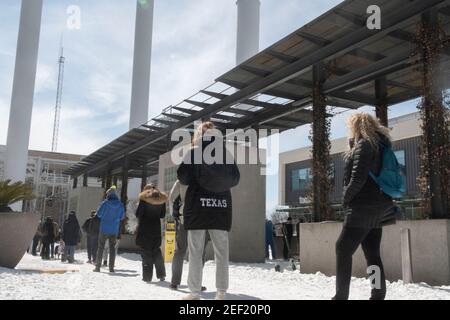 Austin, Texas 16. Feb. 2021: Verschneiten die Bewohner von Austin stehen an, um in einem Trader Joe's Lebensmittelgeschäft im angesagten Seaholm District in der Innenstadt einzukaufen, während Texas sich von einem historischen Schneesturm und brutalen kalten Temperaturen kaum erholen kann. Viele Geschäfte werden die ganze Woche wegen des Sturms geschlossen. Kredit: Bob Daemmrich/Alamy Live Nachrichten Stockfoto