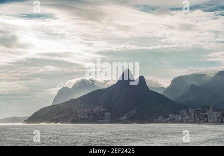 Panoramablick auf Morro dois Irmaos (Berg der zwei Brüder) und einen Teil des Strandes von Ipanema bei einem bewölkten Sonnenuntergang, Rio Stockfoto