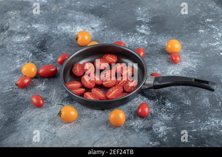 Frische, halbgeschnittene oder ganze Kirschtomaten Stockfoto