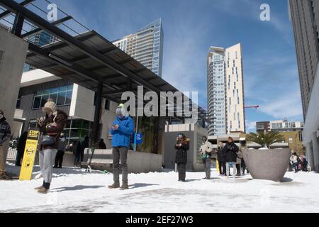 Austin, Texas, USA. Februar 2021, 16th. Austin, Texas 16. Feb. 2021: Verschneiten die Bewohner von Austin stehen an, um in einem Trader Joe's Lebensmittelgeschäft im angesagten Seaholm District in der Innenstadt einzukaufen, während Texas sich von einem historischen Schneesturm und brutalen kalten Temperaturen kaum erholen kann. Die meisten Geschäfte werden die ganze Woche wegen des Sturms geschlossen. Quelle: Bob Daemmrich/ZUMA Wire/Alamy Live News Stockfoto