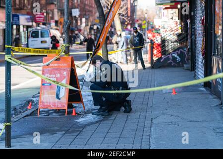 New York City, USA. Februar 2021, 16th. Eine 75-jährige Frau wurde auf dem Gesäß geweidet, als jemand Schüsse aus einem Auto abfeuerte, das an der Ecke Delancey Street und Clinton Street vorbei fuhr. Die Frau war eine unschuldige Zuschauerin und wurde von EMS in ein Krankenhaus transportiert, sie wird als OK ersehen. Die Polizei sucht nun nach vier Männern, die in einem weißen Honda Civic geflohen sind. New York City, New York USA 16. Februar 2021 (Foto: Steve Sanchez/SipaUSA). Quelle: SIPA USA/Alamy Live News Stockfoto