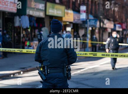 New York City, USA. Februar 2021, 16th. Eine 75-jährige Frau wurde auf dem Gesäß geweidet, als jemand Schüsse aus einem Auto abfeuerte, das an der Ecke Delancey Street und Clinton Street vorbei fuhr. Die Frau war eine unschuldige Zuschauerin und wurde von EMS in ein Krankenhaus transportiert, sie wird als OK ersehen. Die Polizei sucht nun nach vier Männern, die in einem weißen Honda Civic geflohen sind. New York City, New York USA 16. Februar 2021 (Foto: Steve Sanchez/SipaUSA). Quelle: SIPA USA/Alamy Live News Stockfoto
