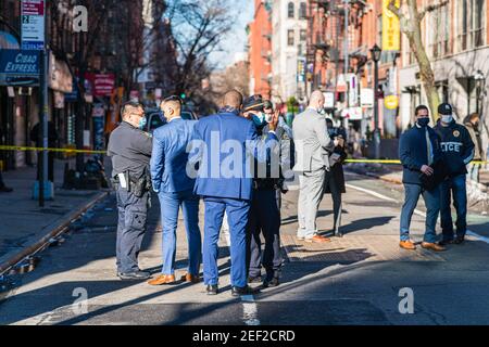 New York City, USA. Februar 2021, 16th. Eine 75-jährige Frau wurde auf dem Gesäß geweidet, als jemand Schüsse aus einem Auto abfeuerte, das an der Ecke Delancey Street und Clinton Street vorbei fuhr. Die Frau war eine unschuldige Zuschauerin und wurde von EMS in ein Krankenhaus transportiert, sie wird als OK ersehen. Die Polizei sucht nun nach vier Männern, die in einem weißen Honda Civic geflohen sind. New York City, New York USA 16. Februar 2021 (Foto: Steve Sanchez/SipaUSA). Quelle: SIPA USA/Alamy Live News Stockfoto