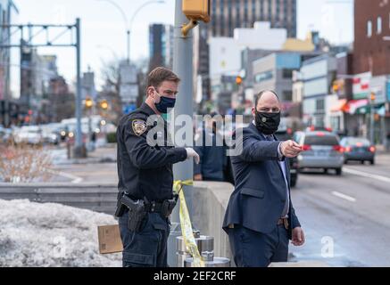 New York City, USA. Februar 2021, 16th. Eine 75-jährige Frau wurde auf dem Gesäß geweidet, als jemand Schüsse aus einem Auto abfeuerte, das an der Ecke Delancey Street und Clinton Street vorbei fuhr. Die Frau war eine unschuldige Zuschauerin und wurde von EMS in ein Krankenhaus transportiert, sie wird als OK ersehen. Die Polizei sucht nun nach vier Männern, die in einem weißen Honda Civic geflohen sind. New York City, New York USA 16. Februar 2021 (Foto: Steve Sanchez/SipaUSA). Quelle: SIPA USA/Alamy Live News Stockfoto