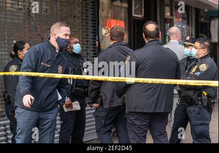 New York City, USA. Februar 2021, 16th. Eine 75-jährige Frau wurde auf dem Gesäß geweidet, als jemand Schüsse aus einem Auto abfeuerte, das an der Ecke Delancey Street und Clinton Street vorbei fuhr. Die Frau war eine unschuldige Zuschauerin und wurde von EMS in ein Krankenhaus transportiert, sie wird als OK ersehen. Die Polizei sucht nun nach vier Männern, die in einem weißen Honda Civic geflohen sind. New York City, New York USA 16. Februar 2021 (Foto: Steve Sanchez/SipaUSA). Quelle: SIPA USA/Alamy Live News Stockfoto