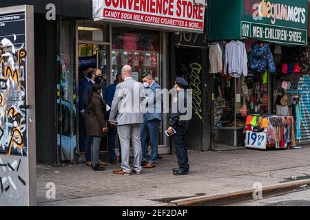 New York City, USA. Februar 2021, 16th. Eine 75-jährige Frau wurde auf dem Gesäß geweidet, als jemand Schüsse aus einem Auto abfeuerte, das an der Ecke Delancey Street und Clinton Street vorbei fuhr. Die Frau war eine unschuldige Zuschauerin und wurde von EMS in ein Krankenhaus transportiert, sie wird als OK ersehen. Die Polizei sucht nun nach vier Männern, die in einem weißen Honda Civic geflohen sind. New York City, New York USA 16. Februar 2021 (Foto: Steve Sanchez/SipaUSA). Quelle: SIPA USA/Alamy Live News Stockfoto