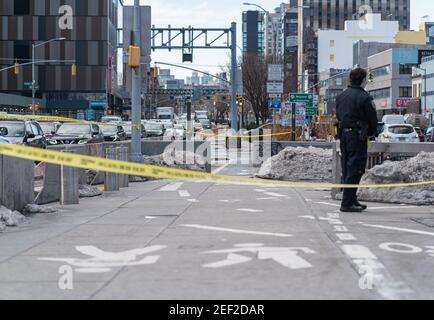 New York City, USA. Februar 2021, 16th. Eine 75-jährige Frau wurde auf dem Gesäß geweidet, als jemand Schüsse aus einem Auto abfeuerte, das an der Ecke Delancey Street und Clinton Street vorbei fuhr. Die Frau war eine unschuldige Zuschauerin und wurde von EMS in ein Krankenhaus transportiert, sie wird als OK ersehen. Die Polizei sucht nun nach vier Männern, die in einem weißen Honda Civic geflohen sind. New York City, New York USA 16. Februar 2021 (Foto: Steve Sanchez/SipaUSA). Quelle: SIPA USA/Alamy Live News Stockfoto