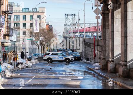 New York City, USA. Februar 2021, 16th. Eine 75-jährige Frau wurde auf dem Gesäß geweidet, als jemand Schüsse aus einem Auto abfeuerte, das an der Ecke Delancey Street und Clinton Street vorbei fuhr. Die Frau war eine unschuldige Zuschauerin und wurde von EMS in ein Krankenhaus transportiert, sie wird als OK ersehen. Die Polizei sucht nun nach vier Männern, die in einem weißen Honda Civic geflohen sind. New York City, New York USA 16. Februar 2021 (Foto: Steve Sanchez/SipaUSA). Quelle: SIPA USA/Alamy Live News Stockfoto