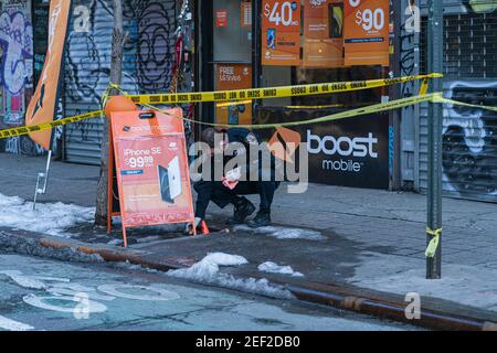 New York City, USA. Februar 2021, 16th. Eine 75-jährige Frau wurde auf dem Gesäß geweidet, als jemand Schüsse aus einem Auto abfeuerte, das an der Ecke Delancey Street und Clinton Street vorbei fuhr. Die Frau war eine unschuldige Zuschauerin und wurde von EMS in ein Krankenhaus transportiert, sie wird als OK ersehen. Die Polizei sucht nun nach vier Männern, die in einem weißen Honda Civic geflohen sind. New York City, New York USA 16. Februar 2021 (Foto: Steve Sanchez/SipaUSA). Quelle: SIPA USA/Alamy Live News Stockfoto