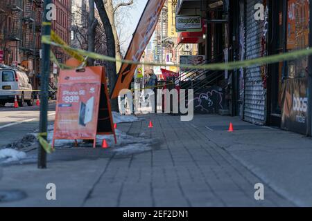 New York City, USA. Februar 2021, 16th. Eine 75-jährige Frau wurde auf dem Gesäß geweidet, als jemand Schüsse aus einem Auto abfeuerte, das an der Ecke Delancey Street und Clinton Street vorbei fuhr. Die Frau war eine unschuldige Zuschauerin und wurde von EMS in ein Krankenhaus transportiert, sie wird als OK ersehen. Die Polizei sucht nun nach vier Männern, die in einem weißen Honda Civic geflohen sind. New York City, New York USA 16. Februar 2021 (Foto: Steve Sanchez/SipaUSA). Quelle: SIPA USA/Alamy Live News Stockfoto
