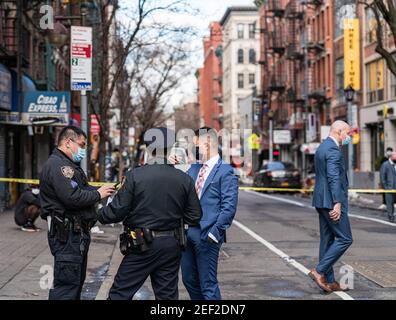 New York City, USA. Februar 2021, 16th. Eine 75-jährige Frau wurde auf dem Gesäß geweidet, als jemand Schüsse aus einem Auto abfeuerte, das an der Ecke Delancey Street und Clinton Street vorbei fuhr. Die Frau war eine unschuldige Zuschauerin und wurde von EMS in ein Krankenhaus transportiert, sie wird als OK ersehen. Die Polizei sucht nun nach vier Männern, die in einem weißen Honda Civic geflohen sind. New York City, New York USA 16. Februar 2021 (Foto: Steve Sanchez/SipaUSA). Quelle: SIPA USA/Alamy Live News Stockfoto
