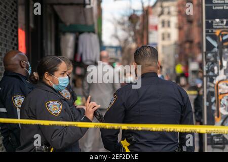 New York City, USA. Februar 2021, 16th. Eine 75-jährige Frau wurde auf dem Gesäß geweidet, als jemand Schüsse aus einem Auto abfeuerte, das an der Ecke Delancey Street und Clinton Street vorbei fuhr. Die Frau war eine unschuldige Zuschauerin und wurde von EMS in ein Krankenhaus transportiert, sie wird als OK ersehen. Die Polizei sucht nun nach vier Männern, die in einem weißen Honda Civic geflohen sind. New York City, New York USA 16. Februar 2021 (Foto: Steve Sanchez/SipaUSA). Quelle: SIPA USA/Alamy Live News Stockfoto