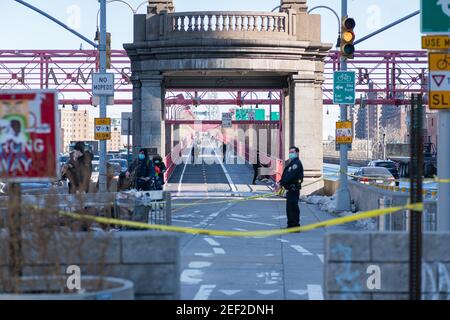 New York City, USA. Februar 2021, 16th. Eine 75-jährige Frau wurde auf dem Gesäß geweidet, als jemand Schüsse aus einem Auto abfeuerte, das an der Ecke Delancey Street und Clinton Street vorbei fuhr. Die Frau war eine unschuldige Zuschauerin und wurde von EMS in ein Krankenhaus transportiert, sie wird als OK ersehen. Die Polizei sucht nun nach vier Männern, die in einem weißen Honda Civic geflohen sind. New York City, New York USA 16. Februar 2021 (Foto: Steve Sanchez/SipaUSA). Quelle: SIPA USA/Alamy Live News Stockfoto