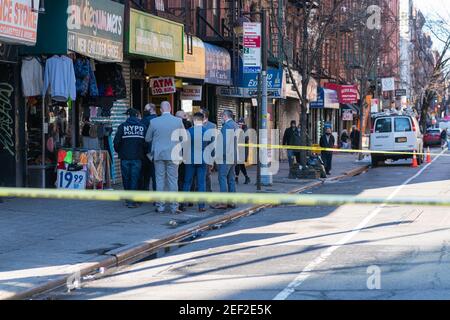New York City, USA. Februar 2021, 16th. Eine 75-jährige Frau wurde auf dem Gesäß geweidet, als jemand Schüsse aus einem Auto abfeuerte, das an der Ecke Delancey Street und Clinton Street vorbei fuhr. Die Frau war eine unschuldige Zuschauerin und wurde von EMS in ein Krankenhaus transportiert, sie wird als OK ersehen. Die Polizei sucht nun nach vier Männern, die in einem weißen Honda Civic geflohen sind. New York City, New York USA 16. Februar 2021 (Foto: Steve Sanchez/SipaUSA). Quelle: SIPA USA/Alamy Live News Stockfoto