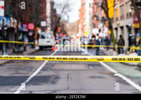 New York City, USA. Februar 2021, 16th. Eine 75-jährige Frau wurde auf dem Gesäß geweidet, als jemand Schüsse aus einem Auto abfeuerte, das an der Ecke Delancey Street und Clinton Street vorbei fuhr. Die Frau war eine unschuldige Zuschauerin und wurde von EMS in ein Krankenhaus transportiert, sie wird als OK ersehen. Die Polizei sucht nun nach vier Männern, die in einem weißen Honda Civic geflohen sind. New York City, New York USA 16. Februar 2021 (Foto: Steve Sanchez/SipaUSA). Quelle: SIPA USA/Alamy Live News Stockfoto