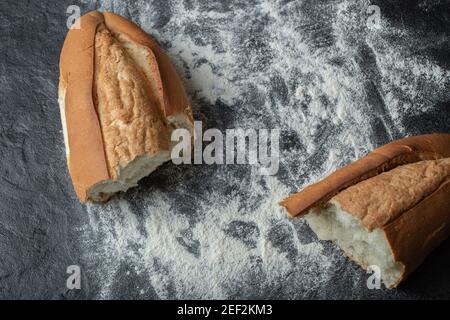 Zwei Stück frisch gebackenes Brot an Bord Stockfoto