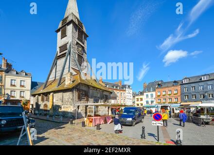 Der Markt außerhalb der Kirche der Heiligen Katharina mit hölzernen Glockenturm in der Stadt Honfleur Frankreich an einem sonnigen Tag im Frühherbst Stockfoto