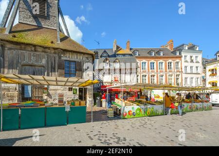 Der Markt außerhalb der Kirche der Heiligen Katharina mit hölzernen Glockenturm in der Stadt Honfleur Frankreich an einem sonnigen Tag im Frühherbst Stockfoto