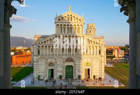 Blick vom mittelalterlichen Baptisterium auf der oberen Ebene des Doms oder der Kathedrale der Himmelfahrt der Jungfrau Maria und dem Schiefen Turm in Pisa, Italien. Stockfoto