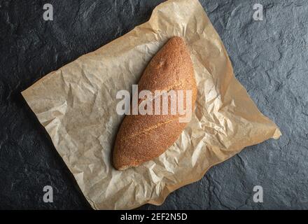 Frisch gebackenes britisches Brot mit Baton Laib an Bord Stockfoto
