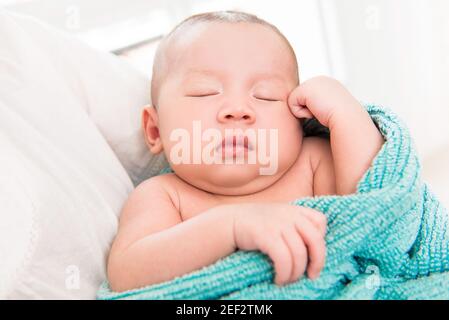 Liebenswert kleines neugeborenes Baby schlafen in den Armen der Mutter Stockfoto