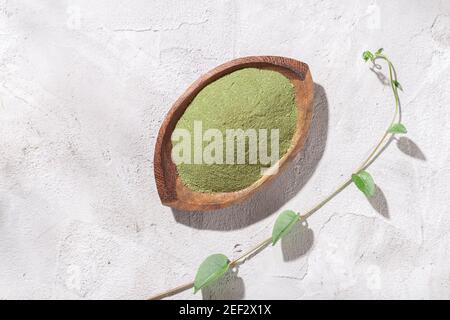 Moringa Pulver in Holzschale auf weißem Hintergrund (Moringa oleifera) Stockfoto