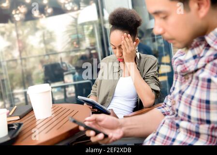 Menschen ernsthaft mit Smartphone im Café Stockfoto