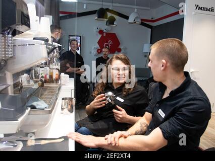 MINSK, WEISSRUSSLAND - Januar 2021: Invalidität Inklusion Team in einem inklusiven Café. Ein einzigartiges Projekt, ein inklusives Café. Ein Ort, an dem alle Mitarbeiter behindert sind. Wird von einer Person mit Down-Syndrom verwaltet. Alle Baristas sind deaktiviert. Stockfoto