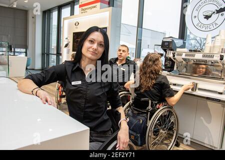 MINSK, WEISSRUSSLAND - Januar 2021: Invalidität Inklusion Team in einem inklusiven Café. Ein einzigartiges Projekt, ein inklusives Café. Ein Ort, an dem alle Mitarbeiter behindert sind. Wird von einer Person mit Down-Syndrom verwaltet. Alle Baristas sind deaktiviert. Stockfoto