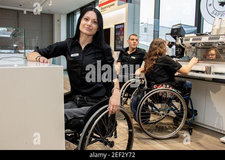 MINSK, WEISSRUSSLAND - Januar 2021: Invalidität Inklusion Team in einem inklusiven Café. Ein einzigartiges Projekt, ein inklusives Café. Ein Ort, an dem alle Mitarbeiter behindert sind. Wird von einer Person mit Down-Syndrom verwaltet. Alle Baristas sind deaktiviert. Stockfoto