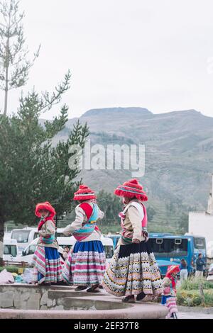 YANQUE, COLCA VALLEY, PERU - 20. JANUAR 2018: Eine Gruppe peruanischer Kinder tanzen in traditionellen Kostümen im kleinen Dorf Yanque, Peru Stockfoto