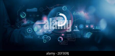 Geschäftsmann arbeitet mit virtuellen Datenarray-Infografiken. Stockfoto