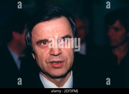 1993 Russische Verfassungskrise. Ruslan Khasbulatov, Vorsitzender des russischen Parlaments oder des Obersten Sowjets im Jahr 1993, sprach mit Journalisten in einem Flur spät am Abend im russischen Weißen Haus, 22. September 1993. Stockfoto