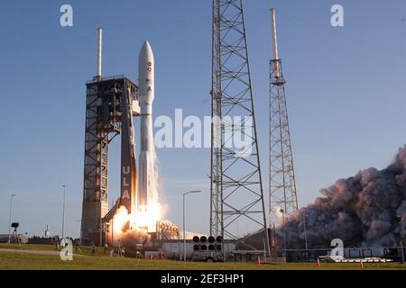 NASA. 16th. Februar 2021. Cape Canaveral, Usa. Februar 2021, 16th. Eine United Launch Alliance ATLAS V Rakete hebt am Donnerstag, den 30. Juli 2020, um 7:50 UHR vom Komplex 41 auf der Cape Canaveral Air Force Station, Florida, ab. An Bord des Fahrzeugs sind der „Perseverance“ Rover der NASA und der „Ingenuity“ Mars Helicopter. Beide Raumfahrzeuge sind für den Mars bestimmt und sollen im Februar 2021 auf dem Roten Planeten ankommen. Kredit: UPI/Alamy Live Nachrichten Stockfoto