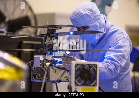 NASA. 16th. Februar 2021. Washington, Usa. Februar 2021, 16th. Funktionstests des Mars-Hubschraubers der NASA und seiner Kreuzfahrtphase fanden am 10. März 2020 in der Luftschleuse des Kennedy Space Centers in der Payload Hazardous Servicing Facility statt. Der Hubschrauber wurde an einem Stand getestet, während die Kreuzfahrtbühne an der Drehvorrichtung getestet wurde. Der Hubschrauber wird während seiner Mission, die Teil des Mars Exploration Program der NASA ist, am Mars Perseverance Rover befestigt. Kredit: UPI/Alamy Live Nachrichten Stockfoto