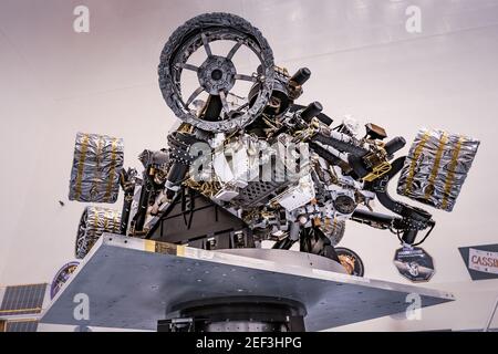 NASA. 16th. Februar 2021. Washington, Usa. Februar 2021, 16th. Der Ausdauer-Rover der NASA kann bei einem Test seiner Masseneigenschaften im Kennedy Space Center in Florida an einem Drehtisch befestigt gesehen werden. Während des Tests wurde der Rover im Uhrzeigersinn und gegen den Uhrzeigersinn gedreht, um seinen Schwerpunkt oder den Punkt zu bestimmen, an dem das Gewicht gleichmäßig auf allen Seiten verteilt ist. Das Bild wurde am 7. April 2020 aufgenommen. Kredit: UPI/Alamy Live Nachrichten Stockfoto