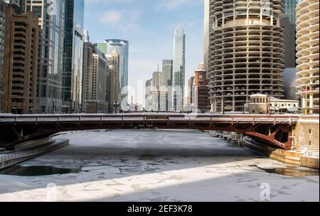 Chicago, Illinois, USA. Februar 2021, 16th. Der Chicago River sitzt gefroren nach einer weiteren Nacht von starkem Schnee und Temperaturen unter dem Gefrierpunkt. Kredit: Dominic Gwinn/ZUMA Wire/Alamy Live Nachrichten Stockfoto