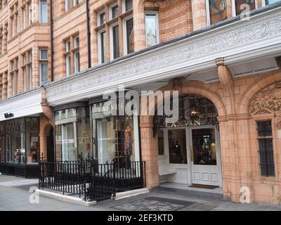 London, Großbritannien - 27. September 2016: Im Stadtteil Mayfair, elegante Designerläden in einem prunkvollen alten Gebäude. Stockfoto