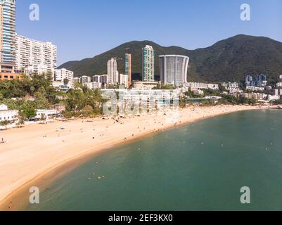 Luftaufnahme des berühmten Repulse Bucht Sandstrand und Skyline in Hong Kong Insel am Südchinesischen Meer Stockfoto