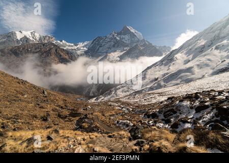 Dramatische Sicht auf den Machapuchare-Gipfel, auch Fishtail-Berg genannt, in der Annapurna-Region im Himalaya in Nepal Stockfoto