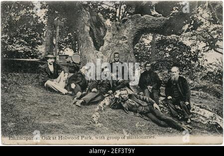 Postkarte aus dem 19th. Jahrhundert des afrikanisch anglikanischen Bischofs Samuel Ajayi Crowther (Mitte) mit einer Gruppe von Missionaren unter der Wilberforce Oak, auch Emancipation Oak genannt, im Holwood Park in der Nähe von Keston, der etwa zwanzig Meilen südöstlich von London liegt, im Jahr 1873. Stockfoto