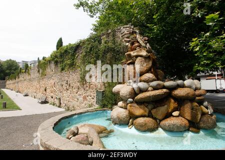 Altes Steinaquädukt, das Teil des Spaziergangs der Brücken Park in A Coruña, Spanien ist Stockfoto