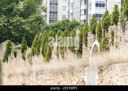 Altes Steinaquädukt, das Teil des Spaziergangs der Brücken Park in A Coruña, Spanien ist Stockfoto