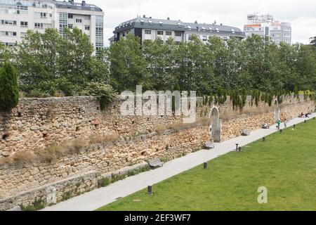 Altes Steinaquädukt, das Teil des Spaziergangs der Brücken Park in A Coruña, Spanien ist Stockfoto